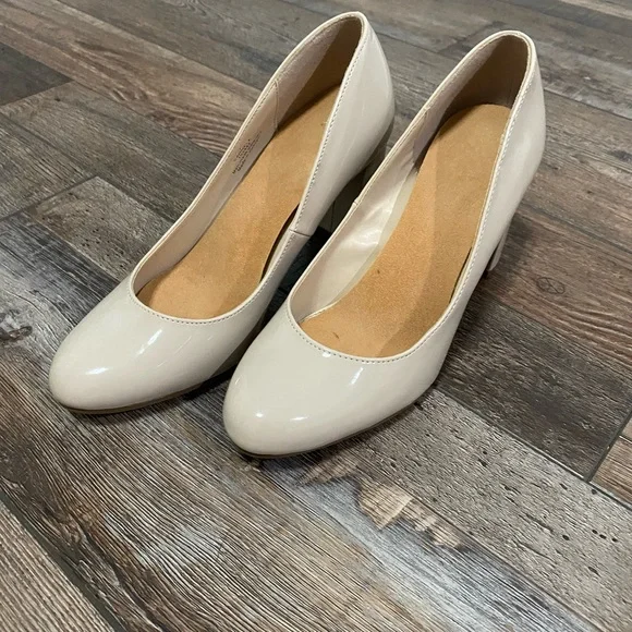 ππ 2/$10 ππ Patent Faux Leather Tan Round Toe Block Heel Pumps - Picture 2 of 13